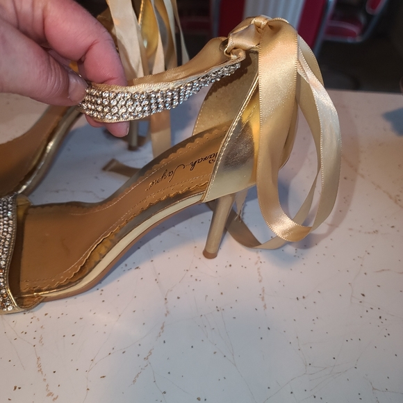 Gold wrap wrounp ankle size 9 pumps. - Picture 8 of 13